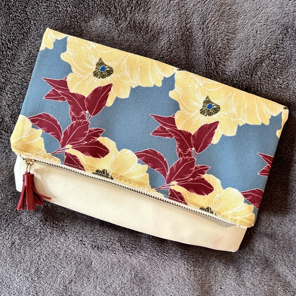 Clutch purse! Great for dressy or casual occasions and perfect for Spring/Summer
